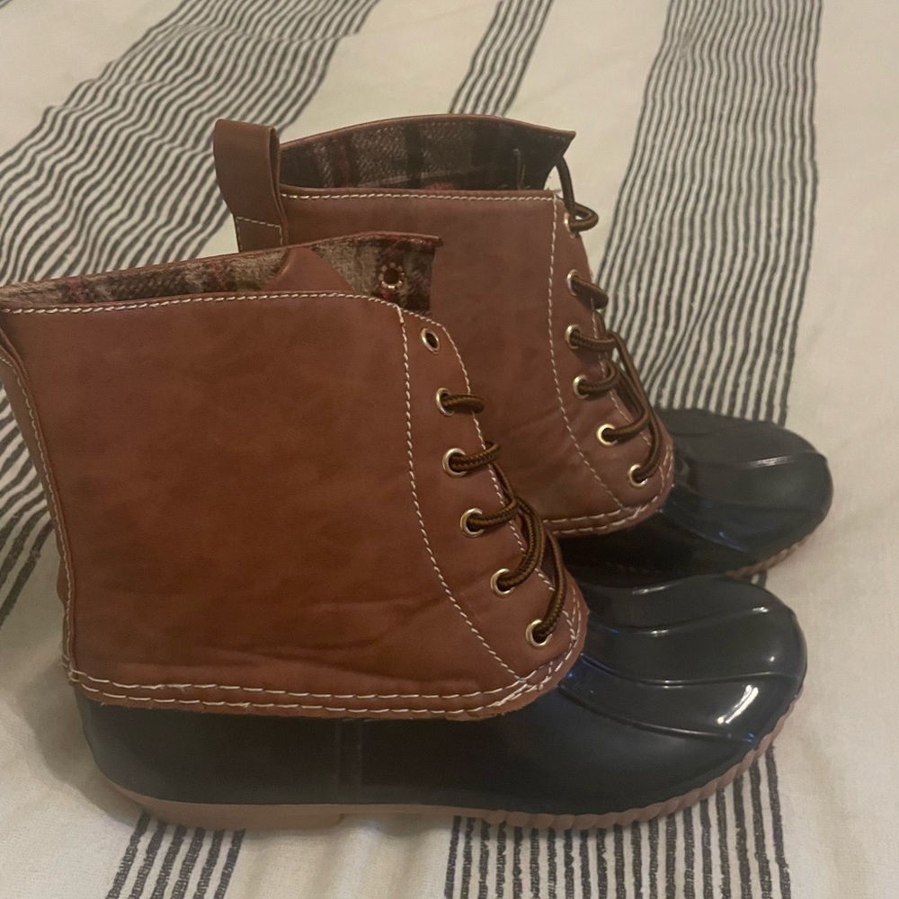 Yoki size 8 black waterproof duck boots